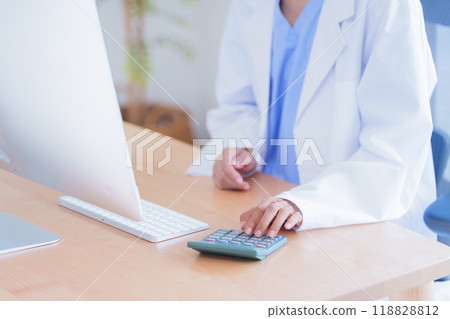 女醫生用計算機計算 女醫生用計算機計算 118828812