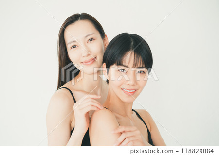 A young woman from the beauty industry 118829084