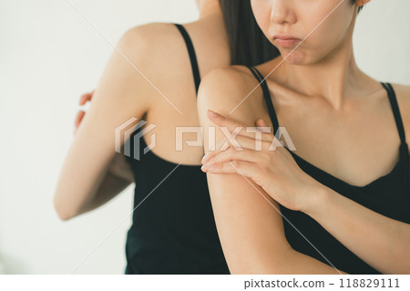 具有上臂情結的女性 118829111