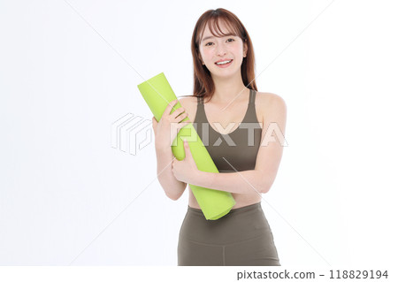 有瑜伽墊的女人 118829194