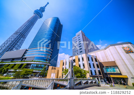 日本東京城市景觀：東京晴空塔與晴空街道綠樹成蔭 = 9 月 6 日 118829252