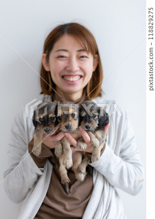 家庭照片：小狗、Kaninhen 臘腸犬和女人 118829275