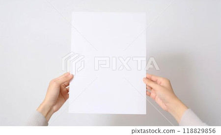 拿著兩隻手的白紙板板女性複製空間模型 118829856