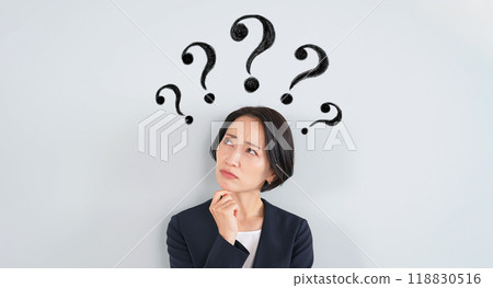一位女商人帶著疑惑思考 118830516