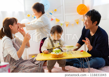 Family celebrating the birthday of a 1-year-old boy 118831043