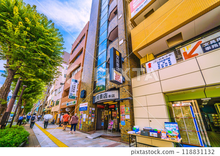 日本東京都市風景 神田神保町 神保町站是一條朝北的舊書店街。樓梯下的酒吧...=9月6日 118831132