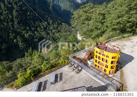 富山縣立山町黑部水壩外部樓梯上展示的混凝土桶 富山縣立山町黑部水壩外部樓梯上展示的混凝土桶 118831301