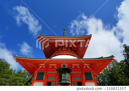 從正面看金剛峰寺主塔和藍天 118831357