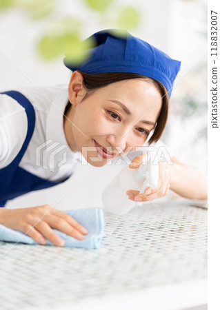 一位來自家事服務部門的女士正在打掃廚房 118832007