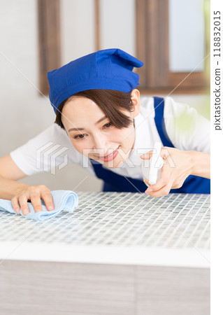 A woman from a housekeeping service cleaning the kitchen 118832015