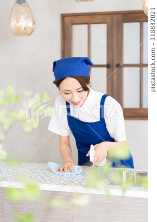 一位來自家事服務部門的女士正在打掃廚房 118832021