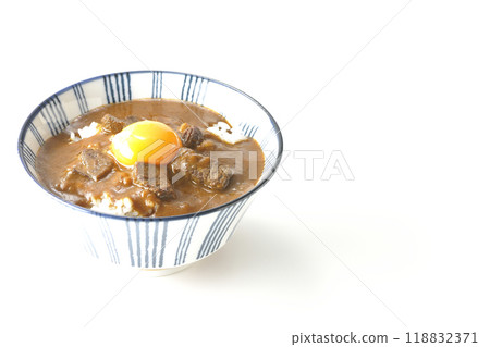月見牛肉咖哩碗在白色背景下拍攝 月見牛肉咖哩碗在白色背景下拍攝 118832371
