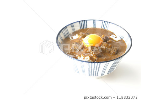 月見牛肉咖哩碗在白色背景下拍攝 月見牛肉咖哩碗在白色背景下拍攝 118832372