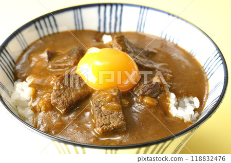 Tsukimi beef curry bowl 118832476