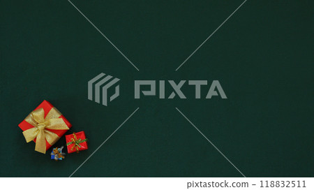 帶有金絲帶的紅盒子的聖誕禮物圖像：綠色背景 118832511