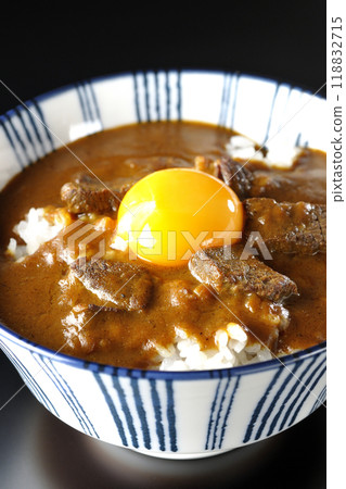 月見牛肉咖哩碗在黑色背景下拍攝 118832715