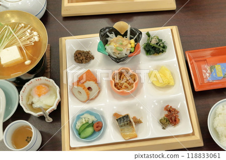 Breakfast at the inn 118833061