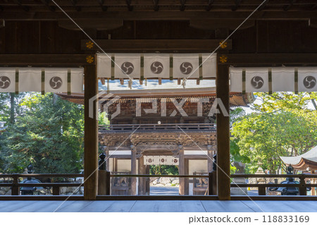 從少女處看到的日房八幡宮的塔門（滋賀縣近江八幡市） 118833169