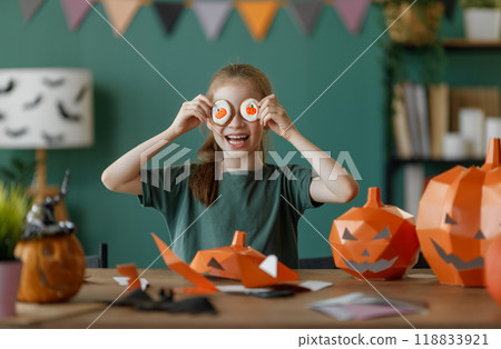 girl with polygonal paper pumpkin 118833921