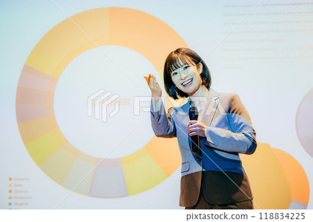 進行研討會的女性攝影合作：電波學園教育法人、東京電子學專業學校 118834225