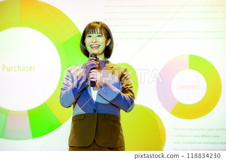 進行研討會的女性攝影合作：電波學園教育法人、東京電子學專業學校 118834230