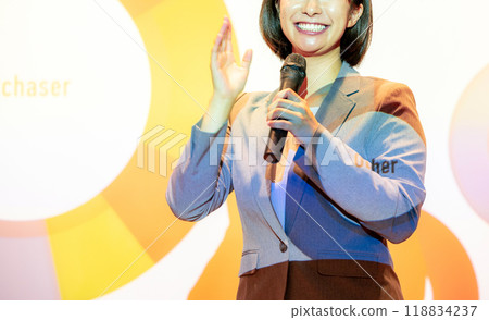 進行研討會的女性攝影合作：電波學園教育法人、東京電子學專業學校 118834237