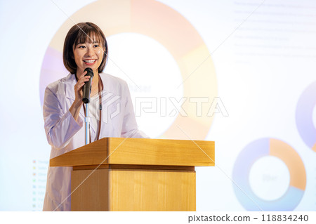 進行研討會的女性攝影合作:電波學園教育法人、東京電子學專業學校 進行研討會的女性攝影合作:電波學園教育法人、東京電子學專業學校 118834240