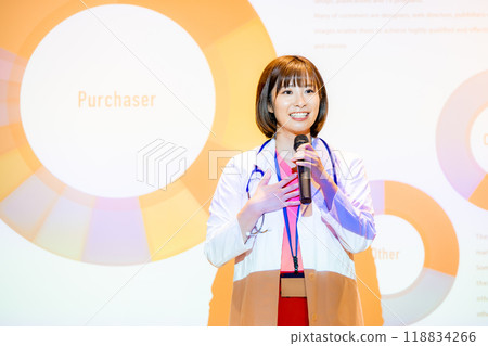 進行研討會的女性攝影合作：電波學園教育法人、東京電子學專業學校 118834266