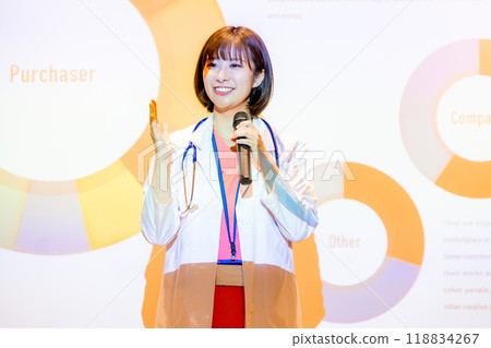 進行研討會的女性攝影合作：電波學園教育法人、東京電子學專業學校 118834267