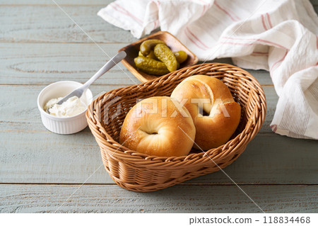 Freshly baked bagels in a basket 118834468