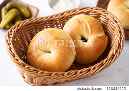 Freshly baked bagels in a basket 118834625