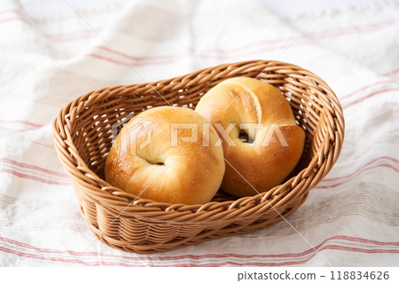 Freshly baked bagels in a basket 118834626