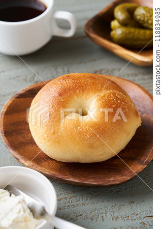 盤子裡新鮮出爐的百吉餅 118834985