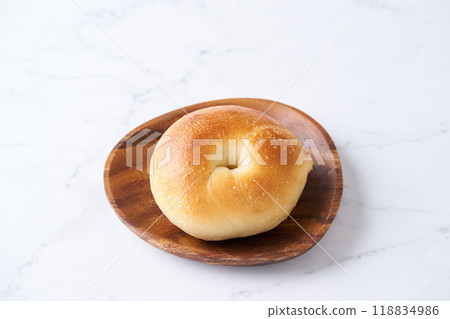 盤子裡新鮮出爐的百吉餅 118834986