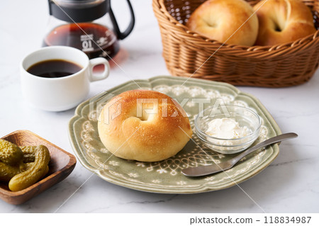 盤子裡新鮮出爐的百吉餅 118834987