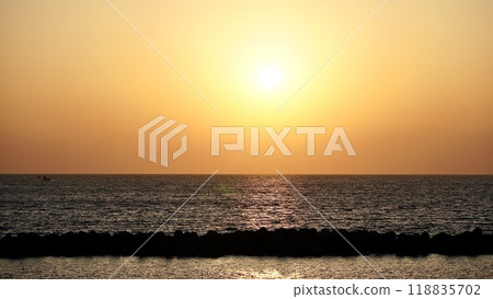 伊豆群島新島前濱海岸的日落 伊豆群島新島前濱海岸的日落 118835702