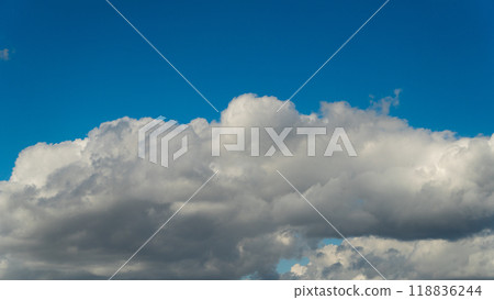 漂浮在藍天上的雲彩 118836244