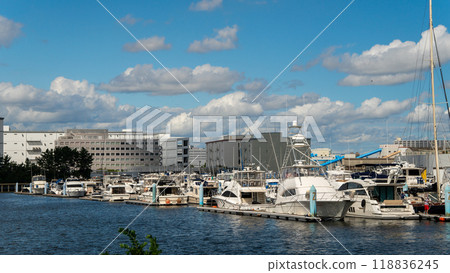 漂浮在海中的遊艇 漂浮在海中的遊艇 118836245