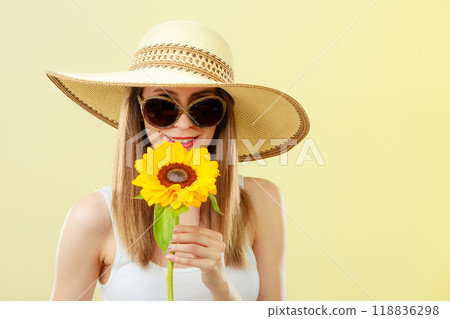 portrait attractive woman with sunflower portrait attractive woman with sunflower 118836298