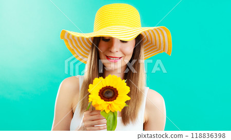 portrait attractive woman with sunflower portrait attractive woman with sunflower 118836398