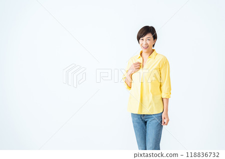 休閒中年婦女有白色背景 休閒中年婦女有白色背景 118836732