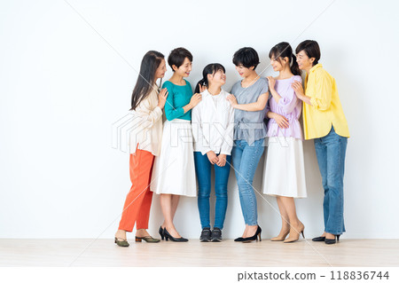 Multi-generational women on a white background 118836744