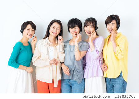 多代白背景女操作員 118836763