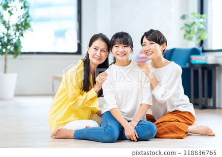 三口之家在客廳裡放鬆 118836765