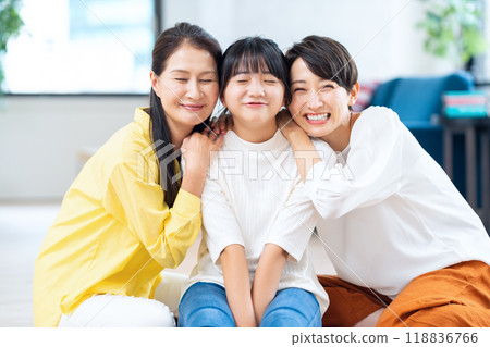 A family of three generations relaxing in the living room 118836766