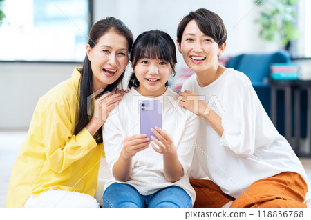 三口之家在客廳裡放鬆 118836768