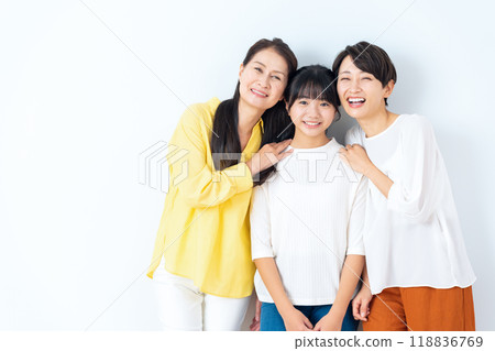 白色背景的三代家庭 118836769