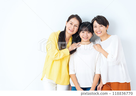 白色背景的三代家庭 118836770