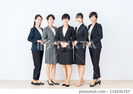 白色背景的女商人 118836787