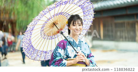A woman in a kimono, a woman sightseeing in Kanazawa 118836822